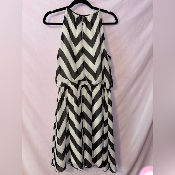 Guess Sleeveless Black and White Dress - Picture 6 of 10